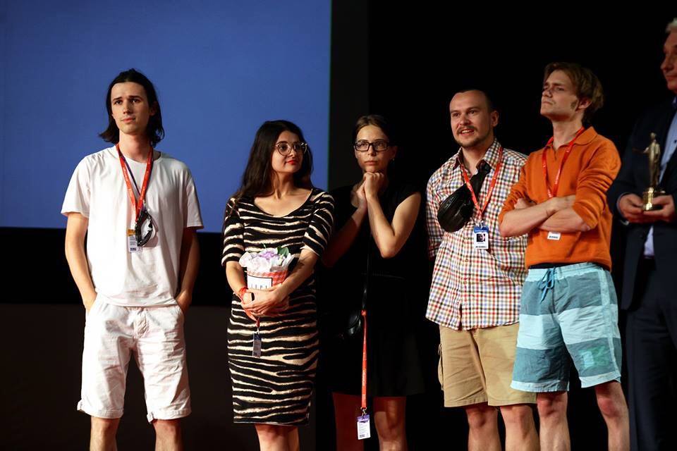 На знімку: Ярема Малащук (крайній ліворуч), Роман Хімей (крайній праворуч) серед переможців кінофестивалю.