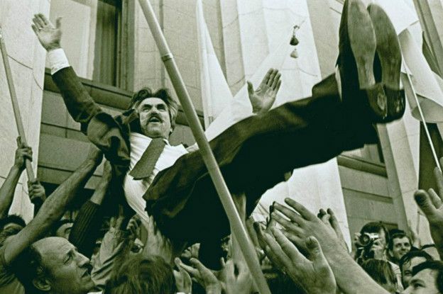 Дисидента Левка Лук'яненка ось так підняли на руках після проголошення незалежності