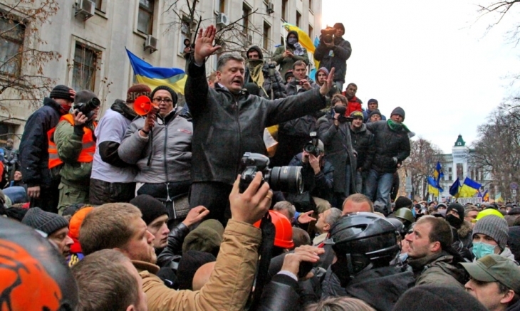 Петро Порошенко (на той час депутат), намагається заспокоїти активістів Євромайдану, що прийшли до Адміністрації Президента 1 грудня 2013 року. (Kyiv Post/Павло Подуфалов)