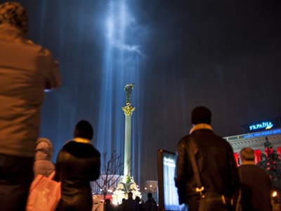 Небо над Майданом розсічуть 105 променів