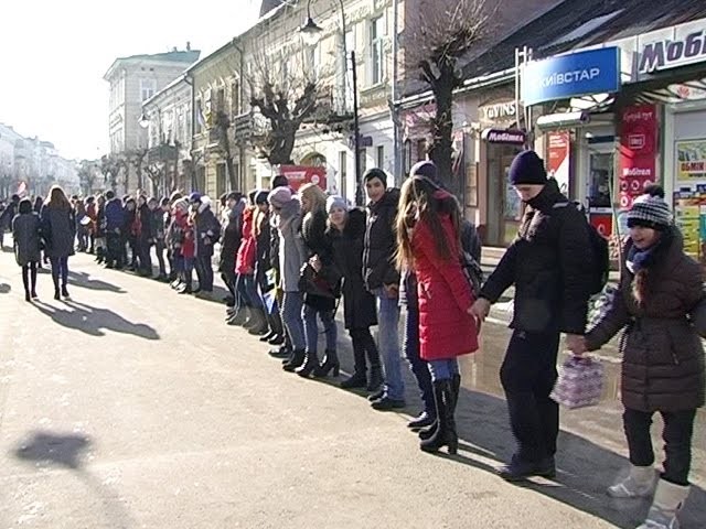 Ланцюг Єдності утворили у Коломиї. ВІДЕО