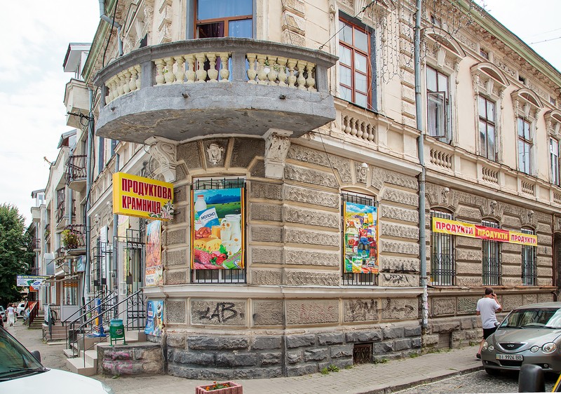 На Прикарпатті підприємцям дали п’ять місяців на зміну вивісок
