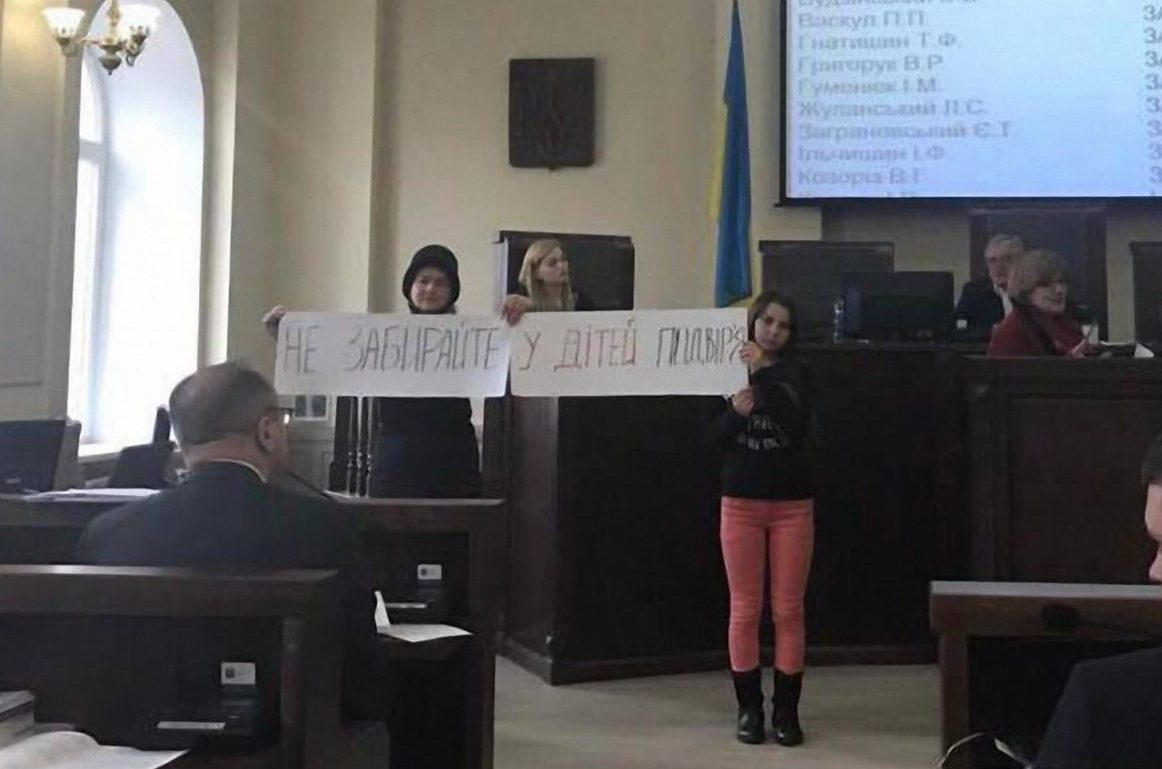 Торговий центр vs. спортивний майданчик