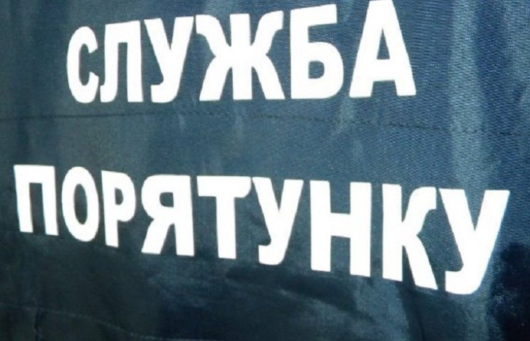 У Коломиї рятувальники витягали жінку з потічка