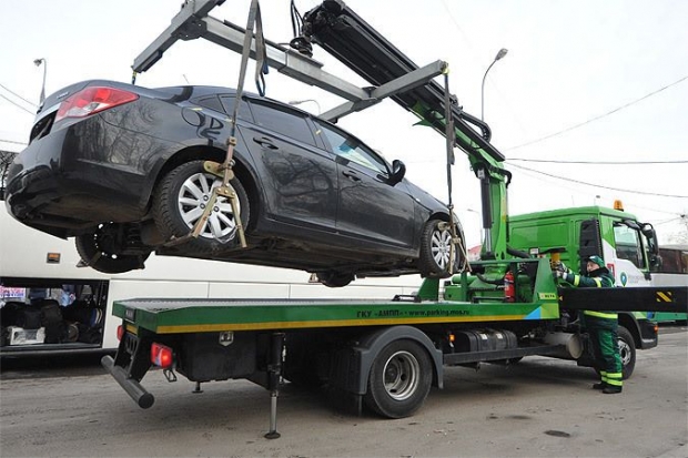Штрафи за неправильне паркування зможуть залишати на лобовому склі авто