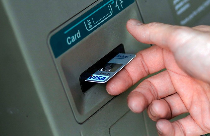 Шахраї зняли з банківської картки прикарпатця 15 тисяч гривень