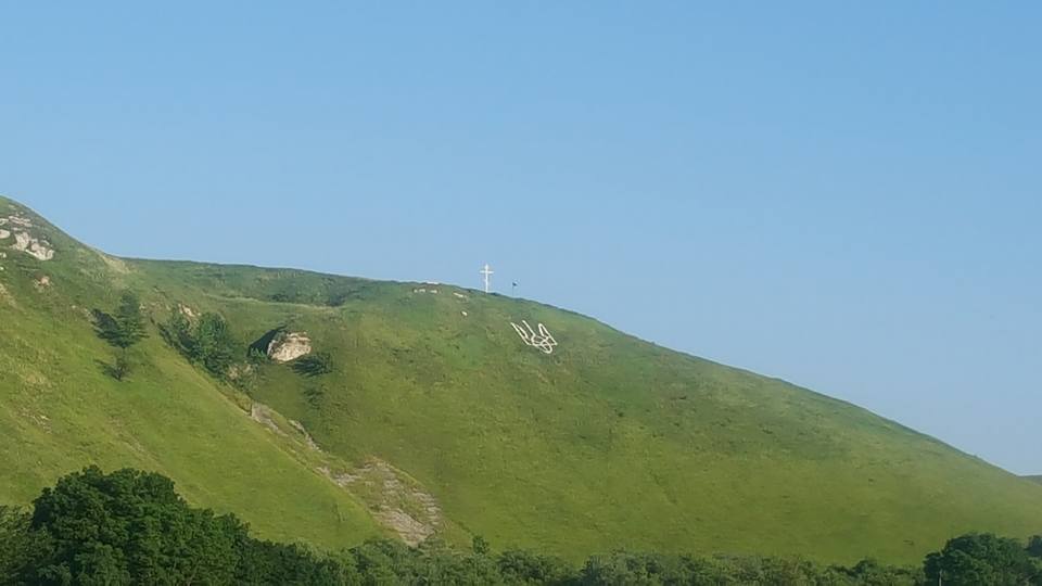 Тризуб на Прикарпатті, який виклав батько з нагоди повернення сина з війни, вразив шоумена Сергія Притулу. ФОТО