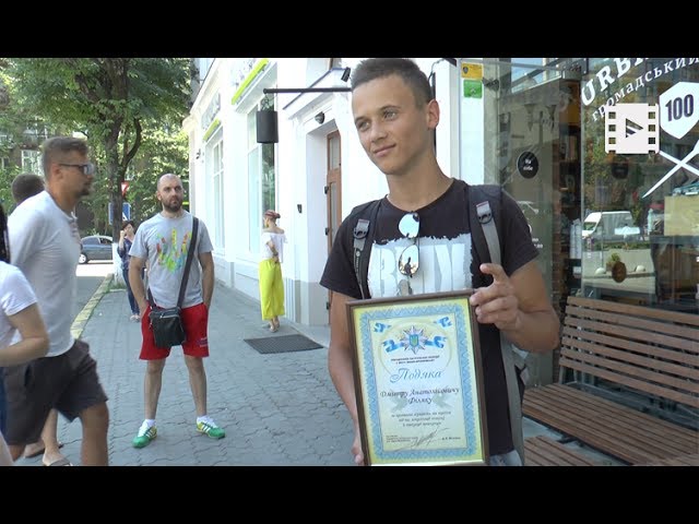 На Прикарпатті молодий хлопець виніс людину з пожежі на руках. ВІДЕО