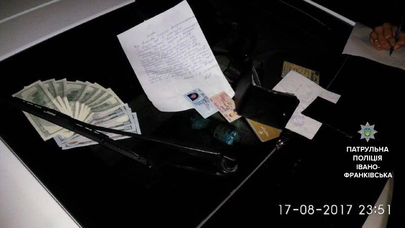 Прикарпатець повернув знайдені 1300 доларів. ФОТОФАКТ
