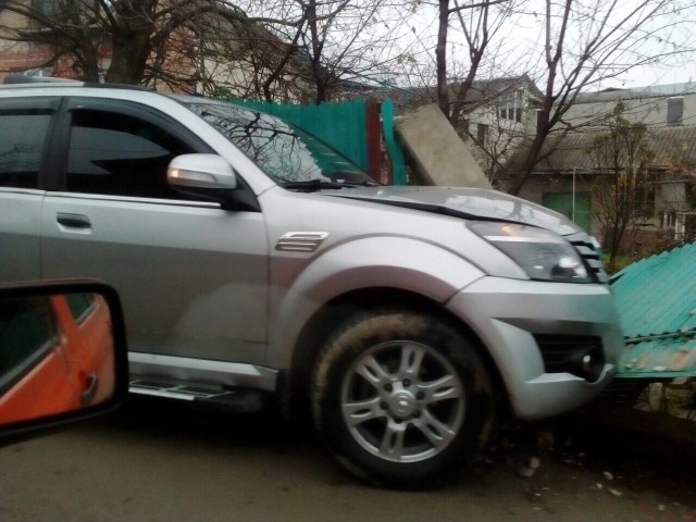 На Прикарпатті джип в’їхав у паркан приватного будинку. ФОТО