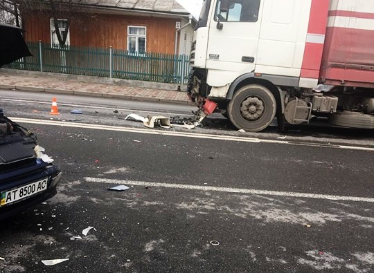 На Франківщині не розминулися легковик, бус та комбайн. ФОТО+ВІДЕО