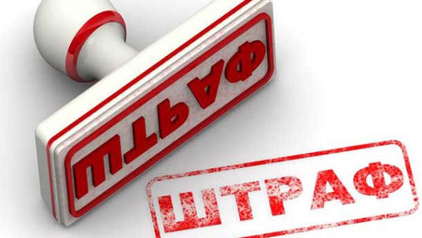 Обдуреного шахраями прикарпатця оштрафували за коробку цукерок слідчому