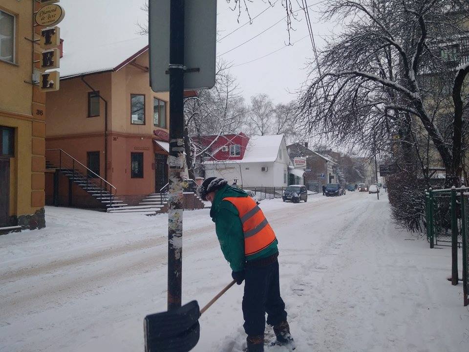 Коломийським підприємцям нагадують про очищення тротуарів від снігу біля магазинів і установ