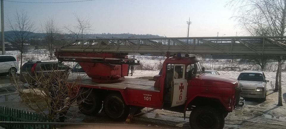 На Франківщині півторарічна дитина зачинилася у квартирі - визволяли рятувальники. ФОТО