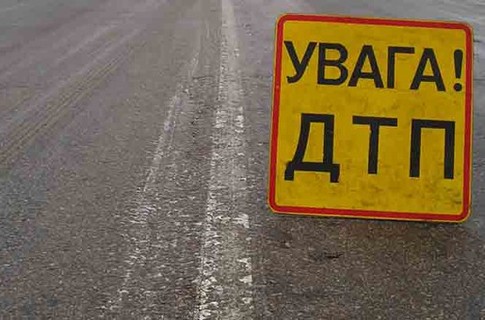 На Прикарпатті авто збило двох людей та в'їхало в бетонну огорожу