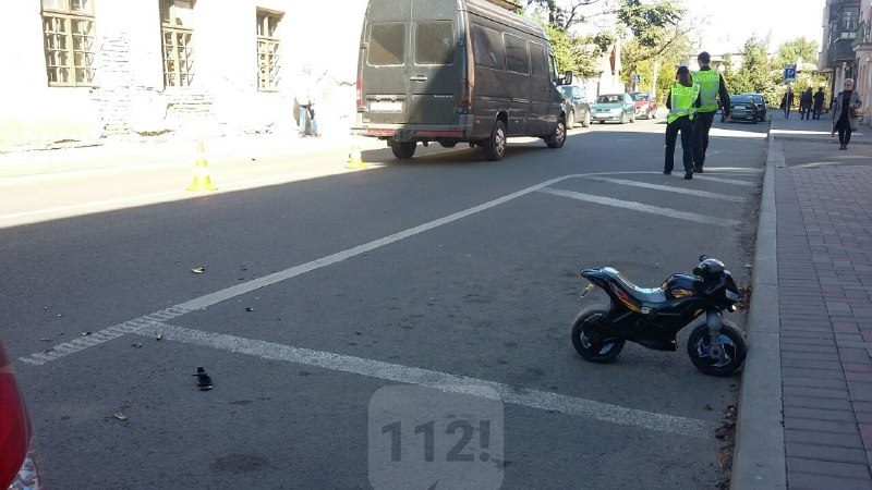 На Франківщині бус зачепив 3-річного хлопчика - дитина в лікарні. ФОТО