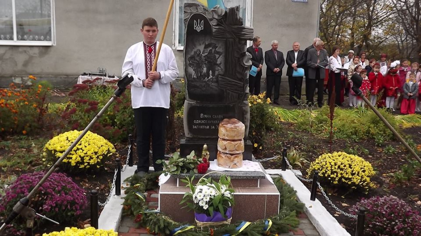 В Прикарпатському селі відкрили пам’ятник односельчанам, які загинули за волю України. ФОТО