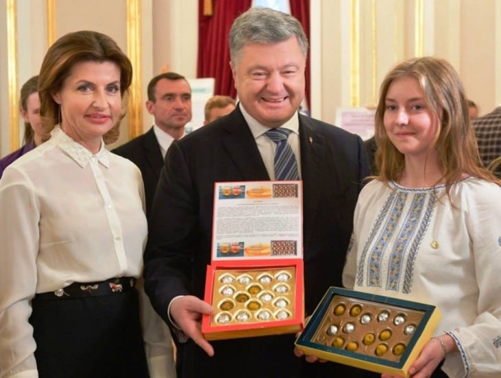 Студентка з Прикарпаття на зустрічі з Порошенком представила лікувальну жуйку. ФОТО