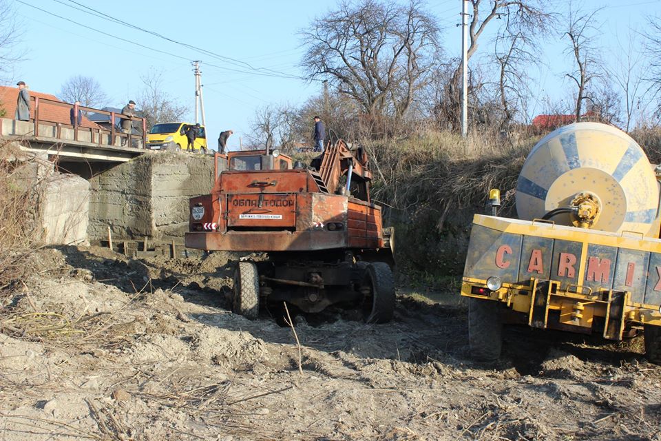 На Коломийщині ремонтують зруйнований стихією міст