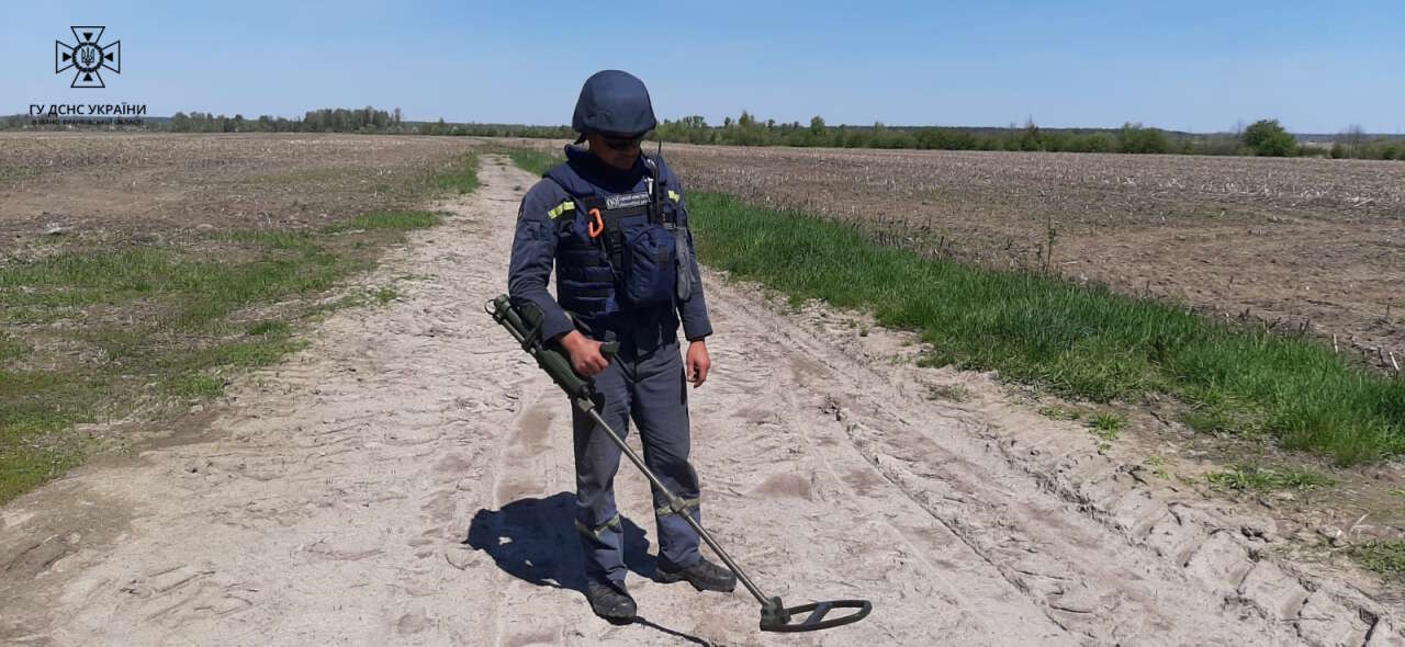 Піротехніки Прикарпаття розміновують деокуповані території Миколаївщини. ФОТО