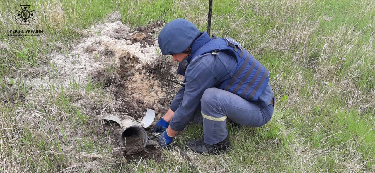 Піротехніки Прикарпаття розміновують деокуповані території Миколаївщини. ФОТО