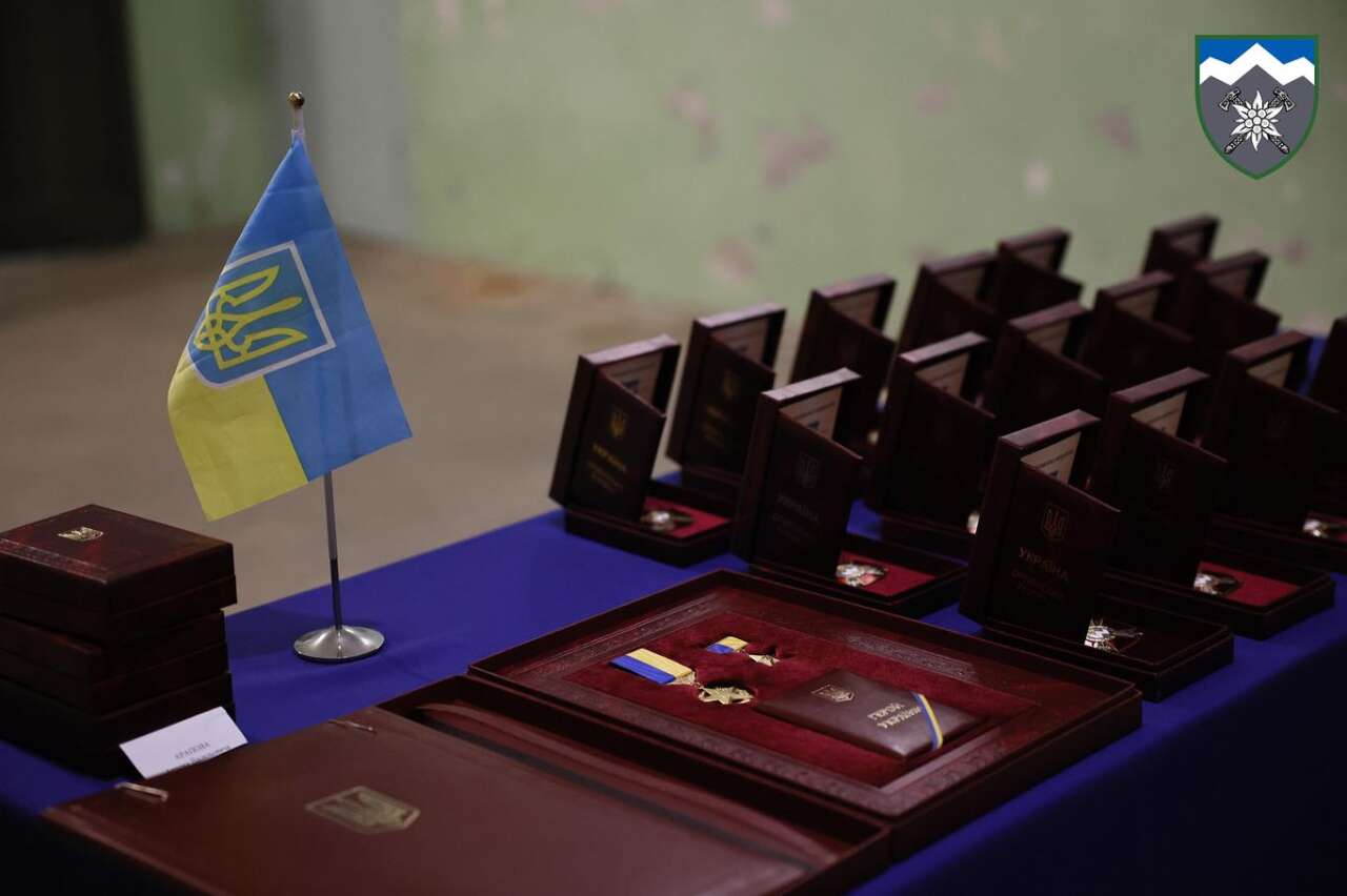 Президент Зеленський вручив бійцям коломийської "десятки" на передовій нагороди. ФОТО