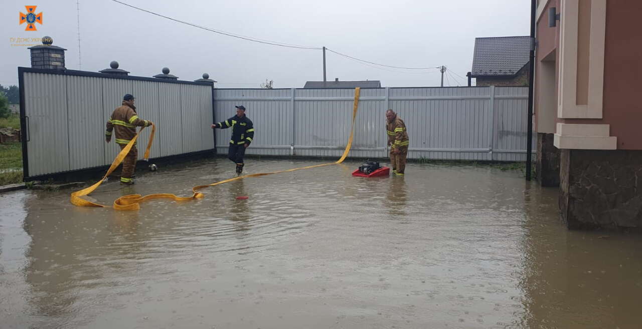 Рятувальники ліквідовують наслідки негоди на Прикарпатті. ФОТО
