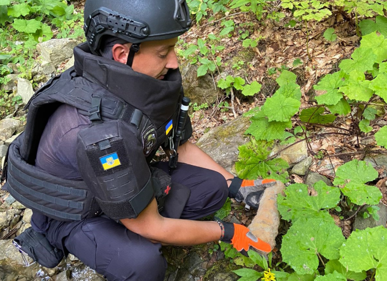 На Коломийщині на березі Пруту знайшли артилерійські снаряди часів ІІ ...