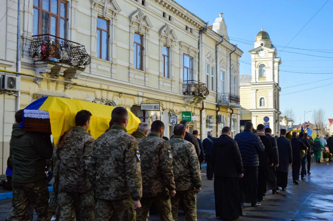 Коломийська громада попрощалася з полеглим Героєм Любомиром Савчуком. ФОТО