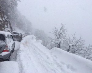 У Закарпатській області зійшла снігова лавина і перекрила дорогу