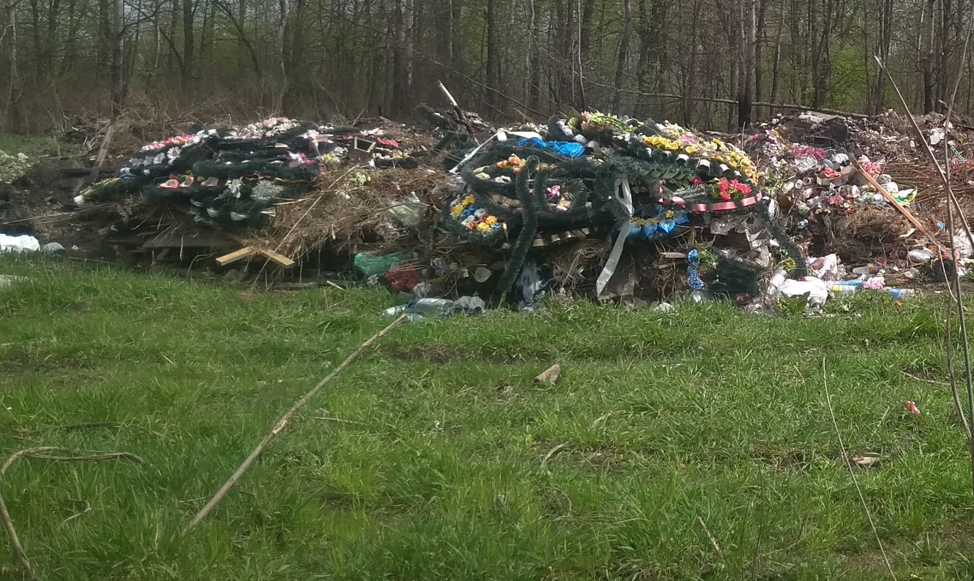 На цвинтарі утворюються величезні купи сміття із викинутих вінків та квітів