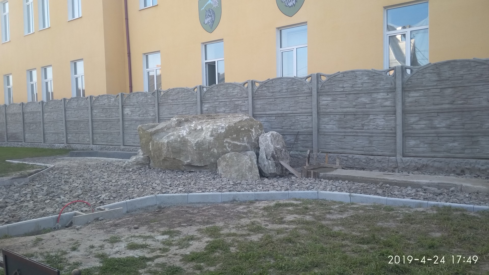 Біля військової частини облаштовують територію для встановлення меморіалу українським захисникам